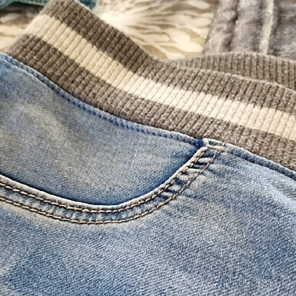 No Boundaries Blue Light Wash Jeggings with Gray Waistband - Picture 5 of 5